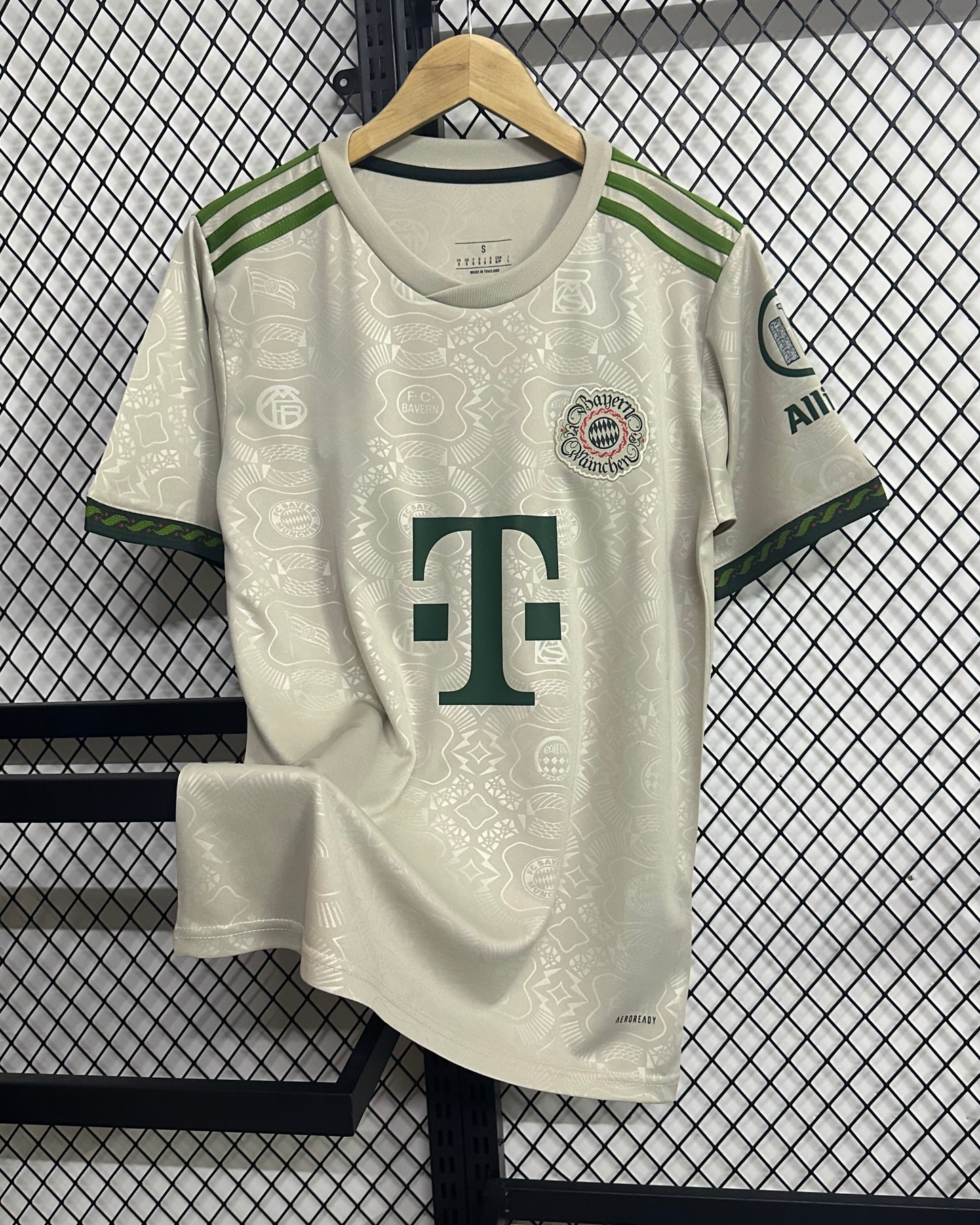 BAYERN FC OKTOBERFEST 2025 - Premium Fan Version